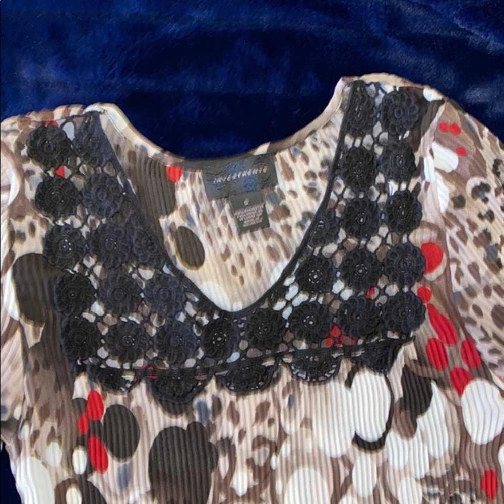 🌟🌟🌟INVESTMENTS. 3/4 SLEEVES BLOUSE. STRETCHY MATERIAL